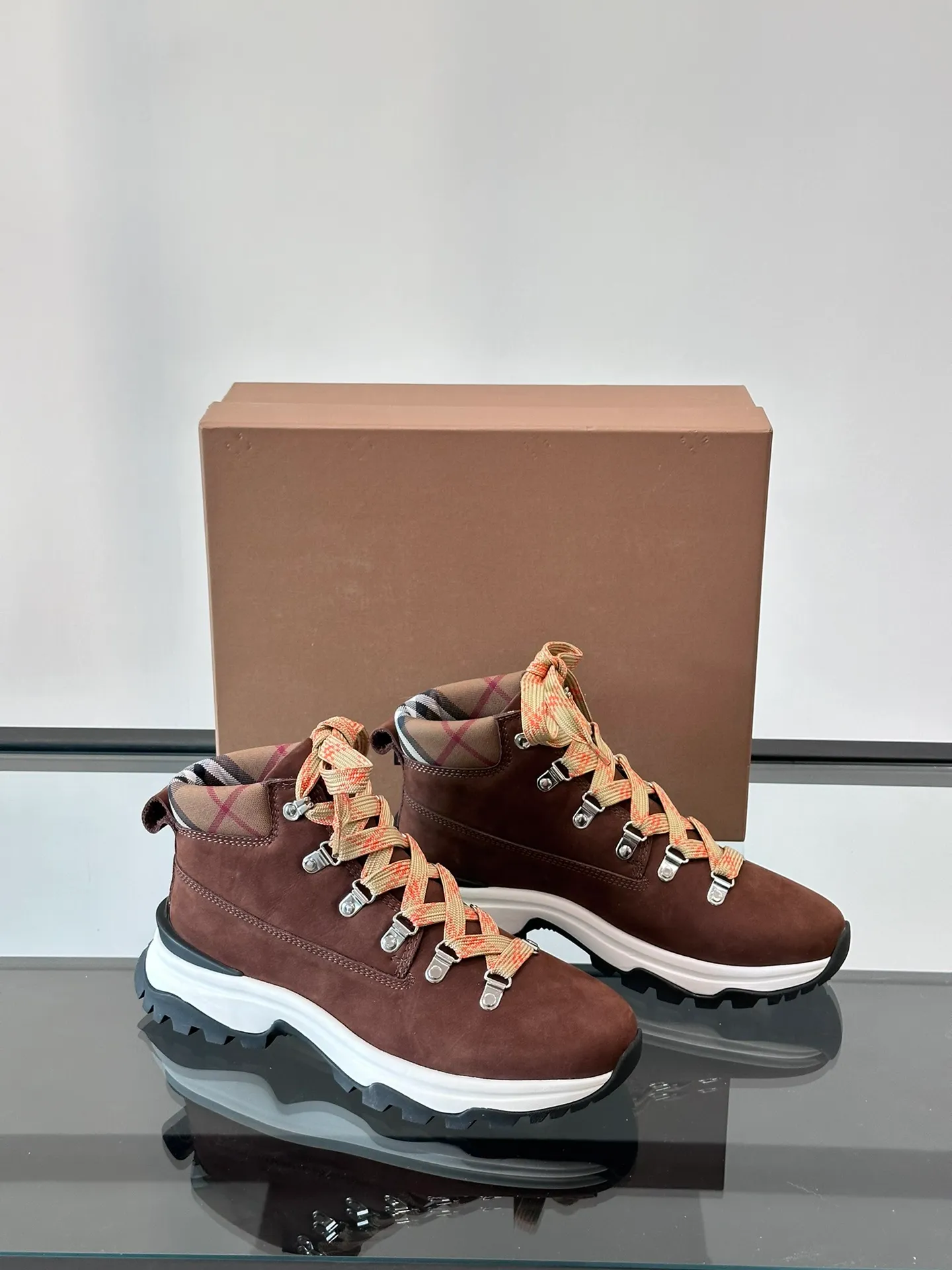 Men's shoes 💰800 ◾️▫️Burberry 2024🆕Ss men's classic high-top thick-soled sneakers, made of first-grain cowhide and decorated with the new brand logo. First-layer cowhide foot pads, the heel is decorated with Burberry lettering embossed logo, and the original TPU outsole! Size: 39-44 (customized at 38.45)